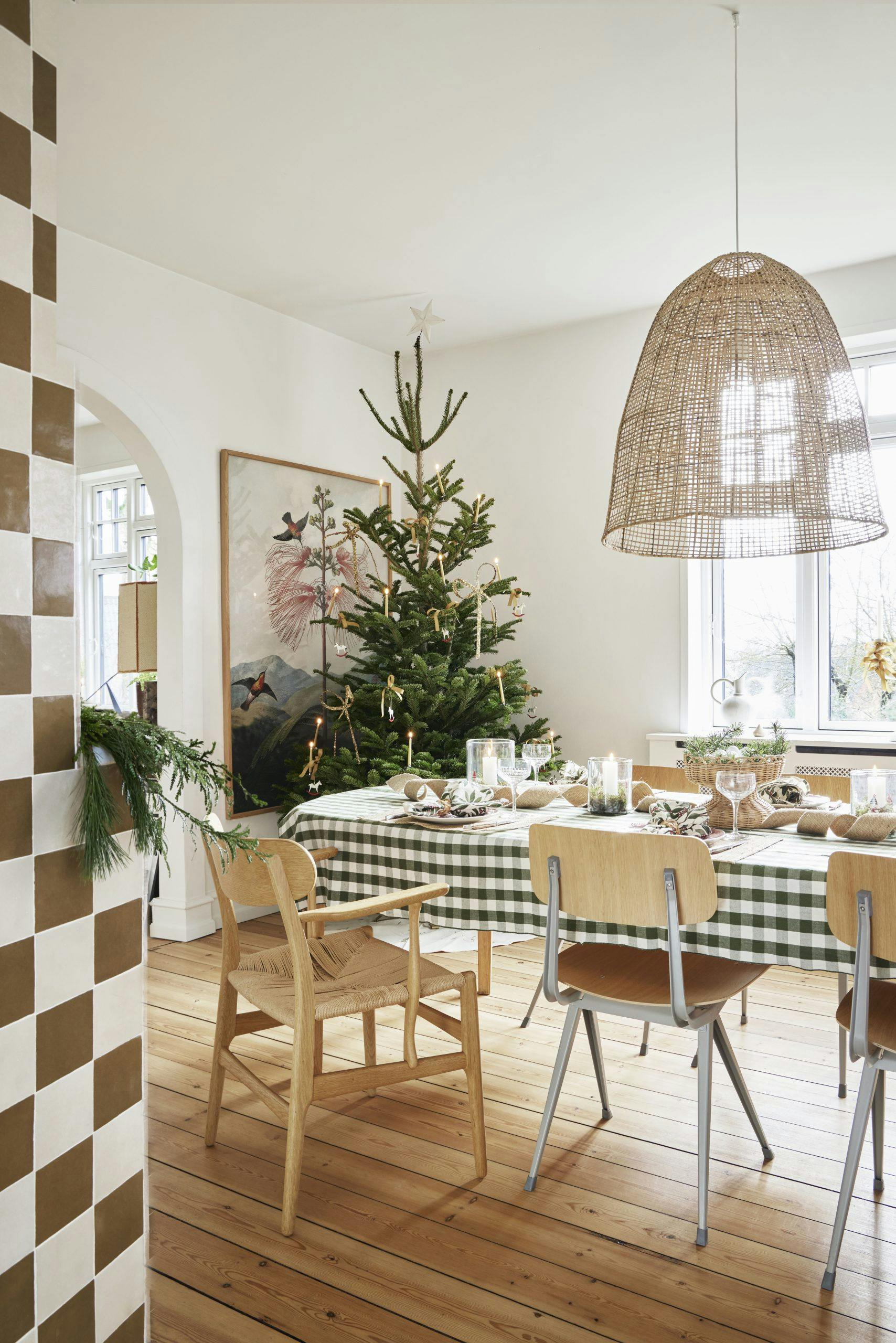 PernilleTeglgaard241105NY spisestue med rutete duk
